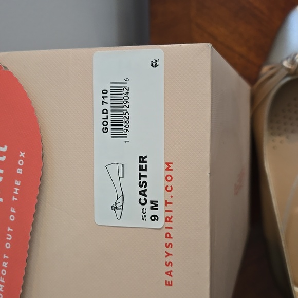 NEW IN BOX Easy Spirit Flats Color Gold Size 9 M - Picture 7 of 8